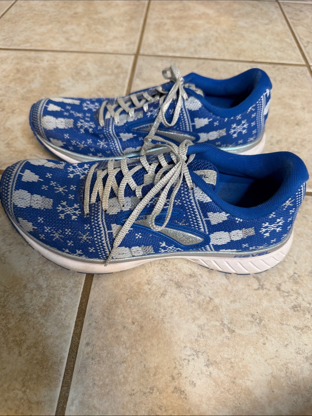 Rare Women’s Brooks Revel Run Merry
